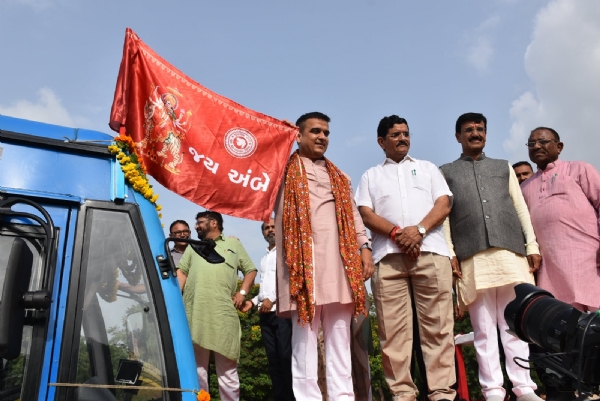 મહેસાણાના પોલીસ પરેડ ગ્રાઉન્ડ પરથી ગૃહ રાજ્યમંત્રી હર્ષ સંઘવીએ નવીન બસોનું લોકાપર્ણ તથા ભાદરવી પૂનમ નિમિતે વધારાના સંચાલનનો શુભારંભ