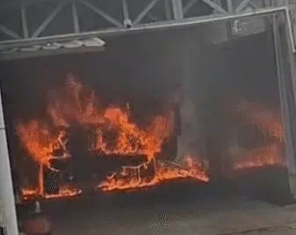 સુરતમાં મહિન્દ્રા શોરૂમમાં આગ