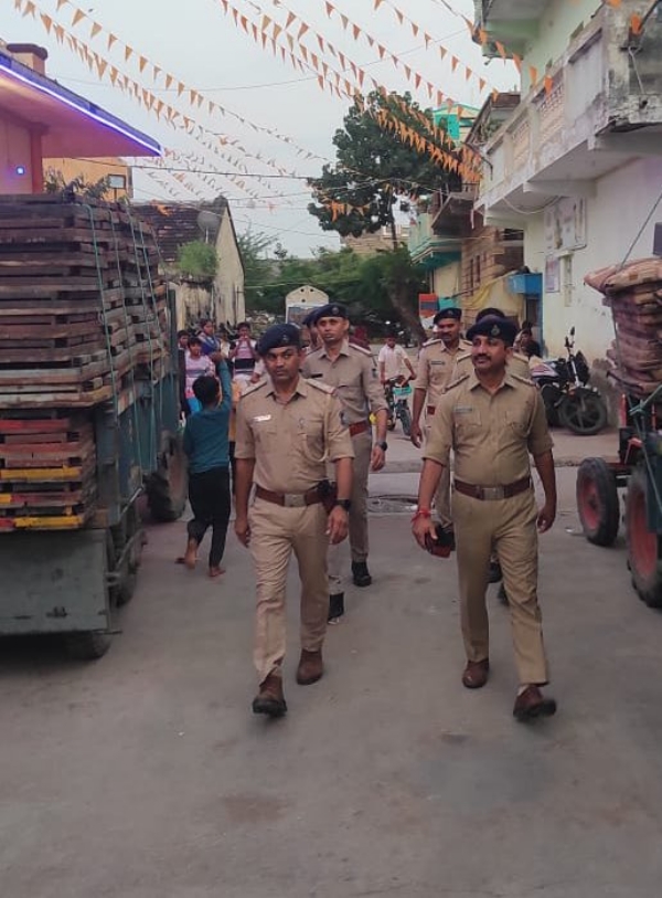 સાવરકુંડલા ડિવિઝન પોલીસની ચુસ્ત તૈયારી : ઈદ એ મિલાદ અને ગણેશ વિસર્જન પૂર્વે સંવેદનશીલ વિસ્તારોમાં ફૂટ પેટ્રોલિંગ, શાંતિ-સુરક્ષા જાળવવાનો સંકલ્પ