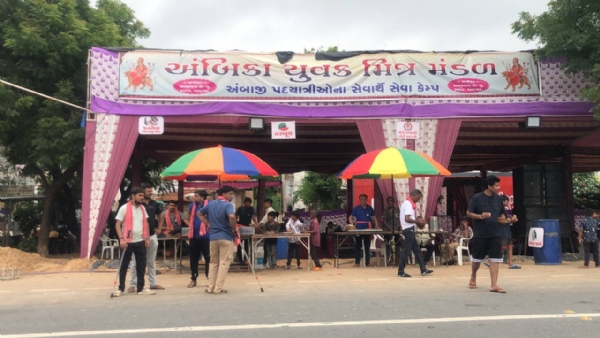 અંબાજીની પદયાત્રામાં વસ્ત્રાલના યુવકોની અનોખી સેવા : મહેસાણાના રંગપુરમાં પદયાત્રીઓ માટે મેડિકલ, આરામ અને 20 ટન તરબૂચની વ્યવસ્થા