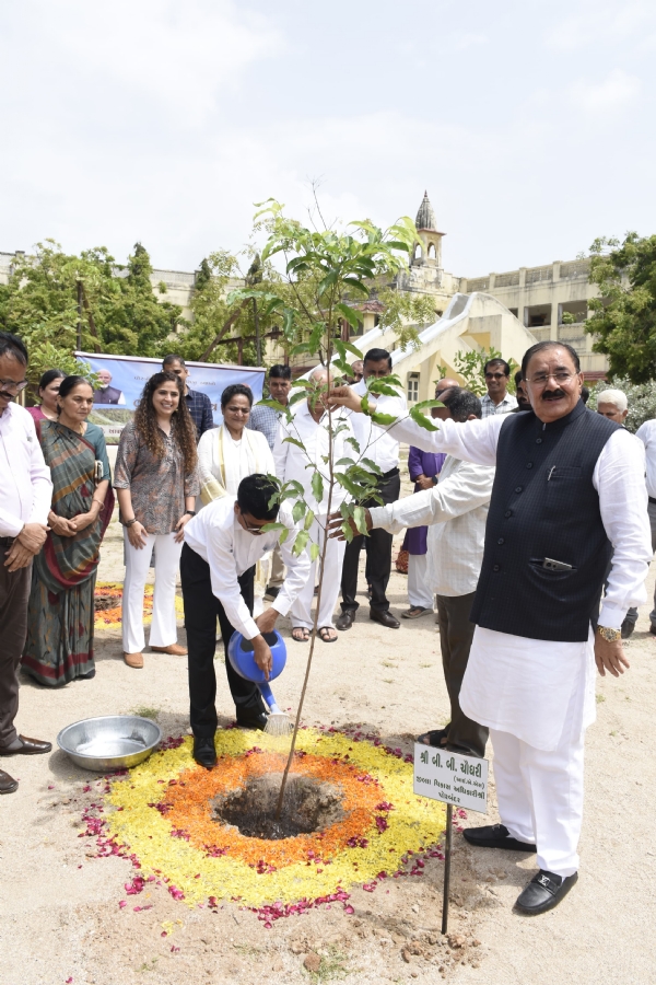 પોરબંદર મનપાકક્ષાનો 76મો વન મહોત્સવ આર્યકન્યા ગુરુકુળ ખાતે ઉજવાયો.