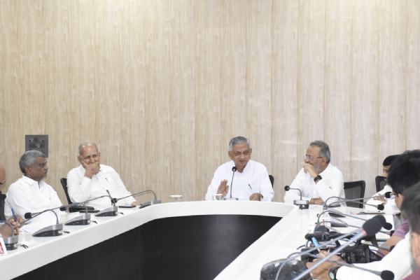 પોરબંદર જિલ્લાના પ્રભારી મંત્રી કુંવરજી બાવળિયાના અધ્યક્ષ સ્થાને પત્રકાર પરિષદ યોજાઈ.