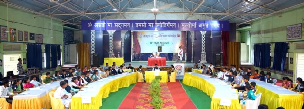 પોરબંદર પીએમ  જવાહર નવોદય વિદ્યાલયમાં યુવા સંસદ કાર્યક્રમ યોજાયો.