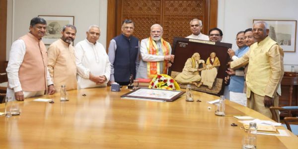 રાજ્યપાલ આચાર્ય દેવવ્રત આર્ય સમાજના આંતરરાષ્ટ્રીય પ્રતિનિધિમંડળ સાથે, પ્રધાનમંત્રી નરેન્દ્ર મોદીની સૌજન્ય મુલાકાતે