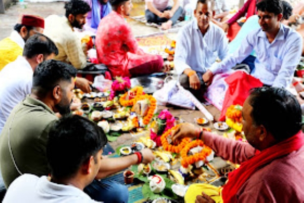 હરિદ્વારમાં નારાયણી શિલા પર ભક્તજનો