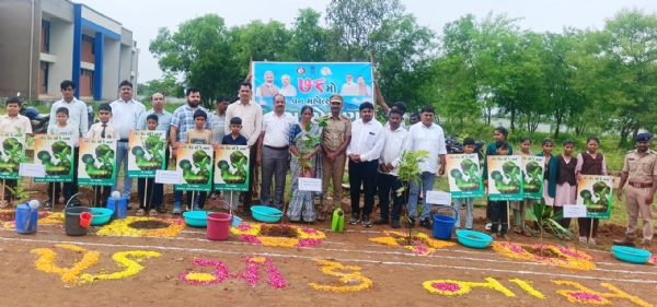 વાગલખોડ એકલવ્ય મોડેલ સ્કૂલ ખાતે તાલુકાકક્ષાનો વન મહોત્સવ યોજાયો