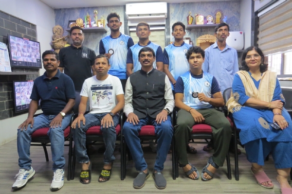 નવયુગ કોમર્સ કોલેજની ભાઈઓ બોક્ષિંગ સ્પર્ધામાં ઝળકયા