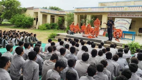 પોરબંદર ખાતે એન.ડી.આર.એફ. ની ટીમ દ્વારા કમ્યુનિટી અવેરનેસ પ્રોગ્રામ યોજાયો.