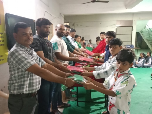 વિદ્યાર્થીઓને સ્પોર્ટ્સ ડ્રેસનું વિતરણ કરાયું