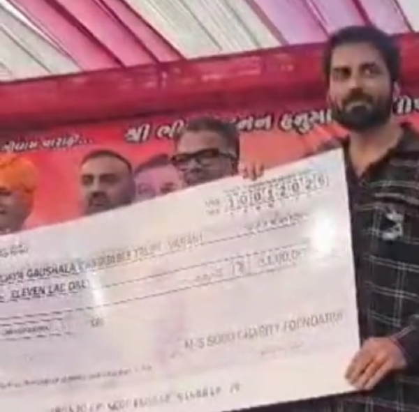 સોનુ સૂદની વારાહી ગૌશાળાની મુલાકાત, ₹11 લાખનું દાન જાહેર