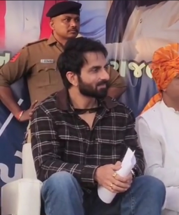 સોનુ સૂદની વારાહી ગૌશાળાની મુલાકાત, ₹11 લાખનું દાન જાહેર