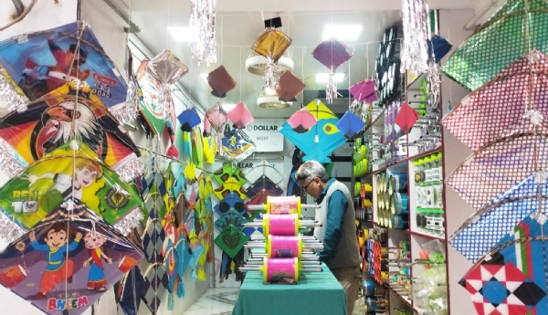 ઉતરાયણના પર્વ વચ્ચે જંબુસરનો 125 વર્ષ જૂનો પતંગ ઉદ્યોગ સંકટમાં આવી ગયો