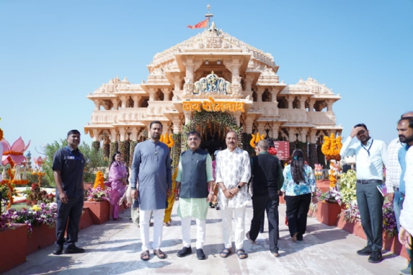 ૐકાર જાપમાં ભાવપૂર્વક સહભાગી