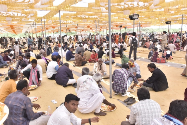 ભંડારામાં પ્રસાદનો લાભ લીધો