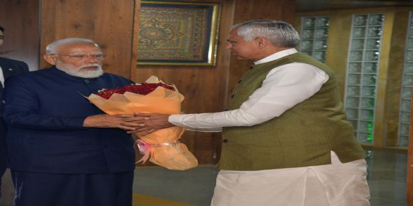 પ્રધાનમંત્રી નરેન્દ્ર મોદીનું ગુજરાત લોકભવન ખાતે ઉષ્માભર્યું સ્વાગત કરતા રાજ્યપાલ આચાર્ય દેવવ્રત