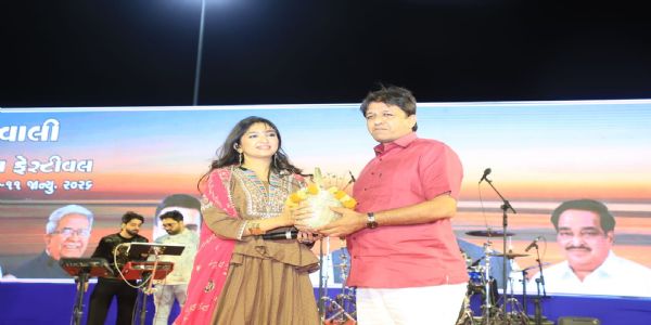 સુવાલી બીચ ફેસ્ટિવલના બીજા દિવસે 1.50 લાખથી વધુ સહેલાણીઓ ઉમટ્યા, ભૂમિ ત્રિવેદીના ગીતો પર ઝૂમ્યા સુરતીઓ