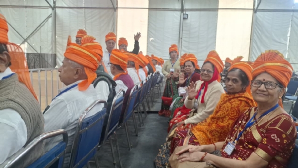 કેસરી સાફામાં સજ્જ વડીલોએ કેસરી સાફામાં સજ્જ વડીલોએ