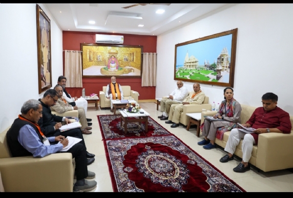 શ્રી સોમનાથ ટ્રસ્ટના સભ્યો સાથે બેઠક કરતા પ્રધાનમંત્રી મોદી