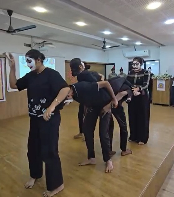 મહેસાણા ખાતે રોડ સેફટી માસ ૨૦૨૬ અંતર્ગત વિદ્યાર્થીઓ દ્વારા ‘ડ્રીંક એન્ડ ડ્રાઈવ’ વિષય પર અસરકારક માઇમ પ્રસ્તુતિ