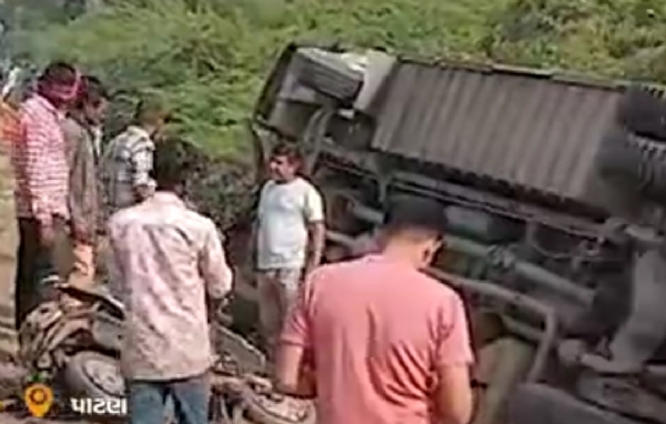 હારીજ-ચાણસ્મા હાઇવે પર એક્ટિવા ચાલકને બચાવવાના પ્રયાસ દરમિયાન લકઝરી બસ પલટી, બેના મોત અને 18 ઈજાગ્રસ્ત