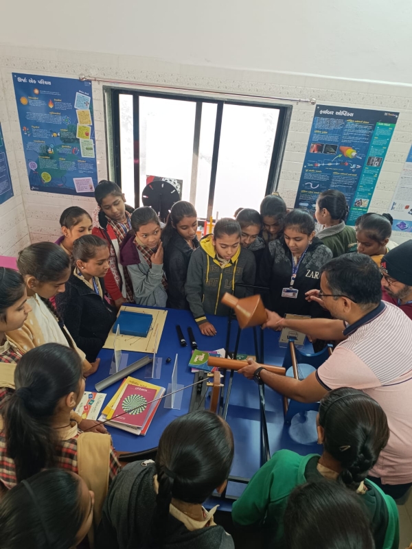 પોરબંદરના પી.એમ. નવાપરા પ્રાથમિક શાળાના વિદ્યાર્થીઓએ લોક વિજ્ઞાન કેન્દ્રની મુલાકાત લીધી.