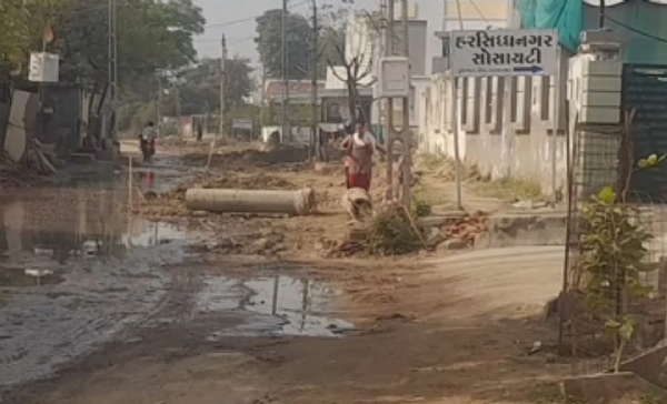 ચાણસ્મામાં ભૂગર્ભ ગટર ઉભરાવથી રહીશો પરેશાન, સ્થાનિક રહીશોએ પાલિકા પ્રમુખને રજૂઆત કરી