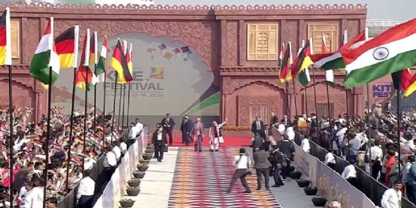 સાબરમતીમાં પતંગ મહોત્સવ: જર્મન ચાન્સેલર ફ્રેડરિક મર્જ એ, પ્રધાનમંત્રી નરેન્દ્ર મોદી સાથે હનુમાન પતંગ ઉડાડ્યો