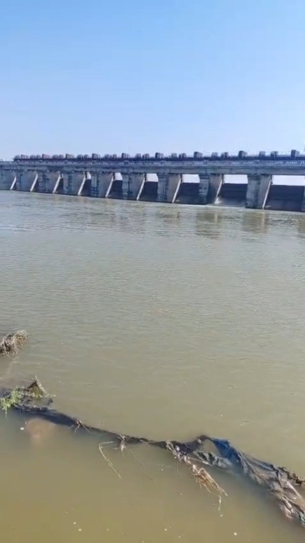 સિંચાઈ માટે ડેમ માંથી સ્વખર્ચે પાણી છોડાવતા ધારાસભ્ય કાંધલ જાડેજા.