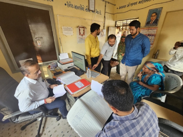 મોજે હસનપુર ગામે જિલ્લા કલેક્ટરની મુલાકાત, ગામ રેકર્ડ તપાસી ગ્રામજનો સાથે કર્યો સંવાદ