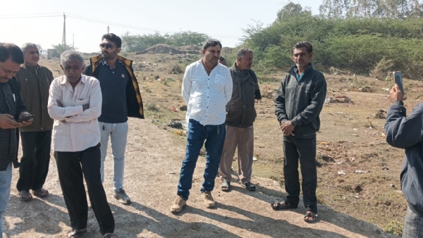 સિંચાઈ માટે ડેમ માંથી સ્વખર્ચે પાણી છોડાવતા ધારાસભ્ય કાંધલ જાડેજા.