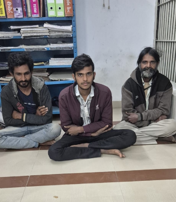 રાણાવાવમાં અપહરણના ગુન્હાના આરોપીને ઝડપી પાડતી પોલીસ.