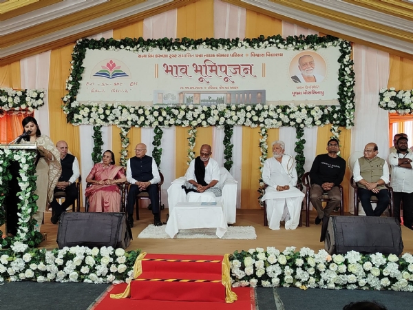 સત્ય પ્રેમ કરુણા ટ્રસ્ટના ભૂમિ પૂજન પ્રસંગે સંતો, સામાજિક આગેવાનો અને અધિકારીઓની ઉપસ્થિતિ