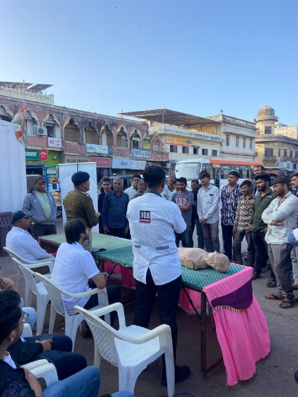 પોલીસ અને જેસીઆઈ દ્વારા વાહન ચાલકોને CPRની તાલીમ અપાઈ. પોલીસ અને જેસીઆઈ દ્વારા વાહન ચાલકોને CPRની તાલીમ અપાઈ.
