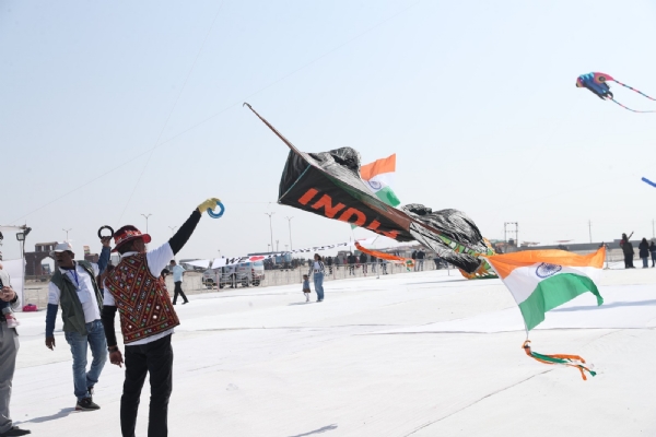 અમદાવાદના રિવરફ્રન્ટ ખાતે આયોજિત આંતરરાષ્ટ્રીય પતંગ મહોત્સવ-2026 17 જાન્યુઆરી સુધી માણી શકાશે અમદાવાદના રિવરફ્રન્ટ ખાતે આયોજિત આંતરરાષ્ટ્રીય પતંગ મહોત્સવ-2026 17 જાન્યુઆરી સુધી માણી શકાશે