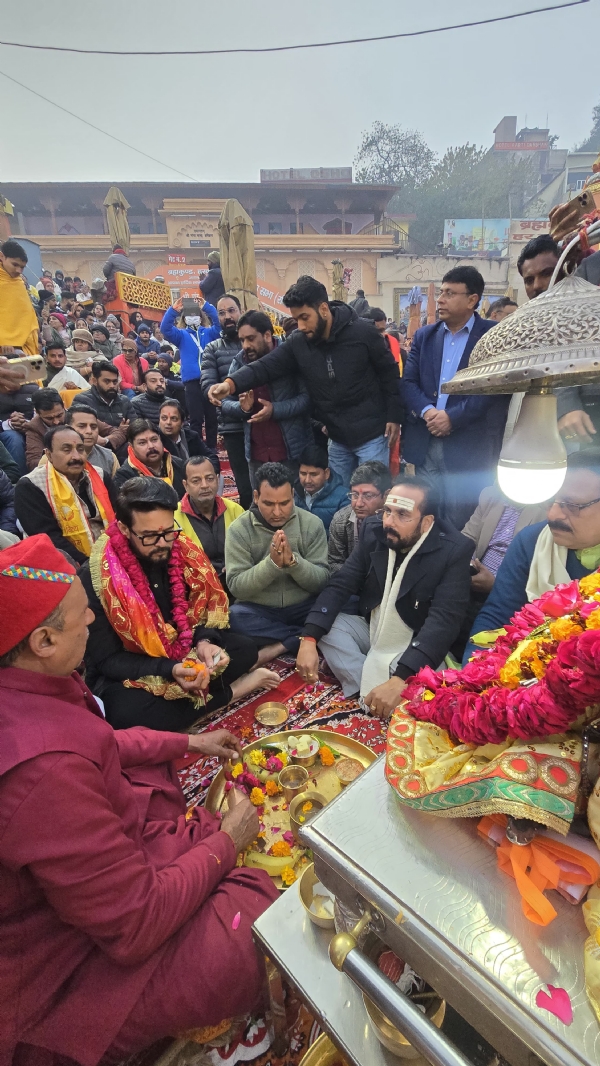 ગંગા પૂજન કરતા ભૂતપૂર્વ કેન્દ્રીય મંત્રી અને સાંસદ અનુરાગ ઠાકુર