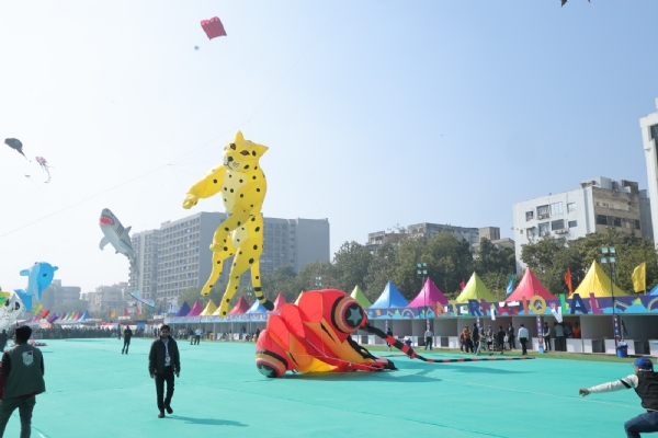 અમદાવાદના રિવરફ્રન્ટ ખાતે આયોજિત આંતરરાષ્ટ્રીય પતંગ મહોત્સવ-2026 17 જાન્યુઆરી સુધી માણી શકાશે અમદાવાદના રિવરફ્રન્ટ ખાતે આયોજિત આંતરરાષ્ટ્રીય પતંગ મહોત્સવ-2026 17 જાન્યુઆરી સુધી માણી શકાશે