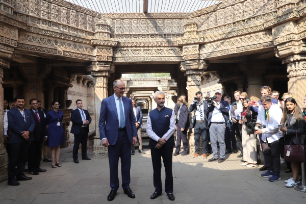 ગુજરાતના પ્રવાસે આવેલા જર્મન ચાન્સેલર ફ્રેડરિક મેર્ઝએ અડાલજની ઐતિહાસિક વાવની લીધી મુલાકાત