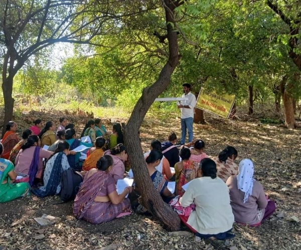 પોરબંદર જિલ્લાના જમરા ગામે ખાતે ખેડૂતોને પ્રાકૃતિક ખેતી અંગેની જાણકારી અપાઈ.