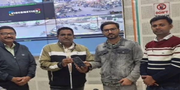 પાટણમાં CCTVની મદદથી રીક્ષામાં ભૂલાયેલો મોબાઈલ શોધી તેના મૂળ માલિકને પરત સોંપ્યો