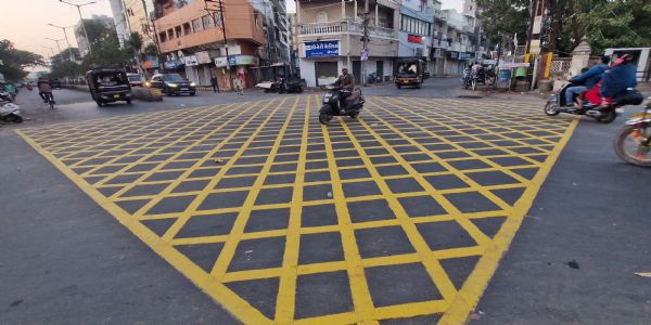 પોરબંદર મનપા દ્વારા રોડ ફર્નિચરનું કામ શરૂ કરાયું.