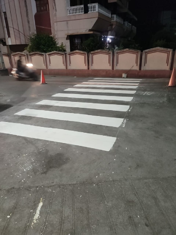 પોરબંદર મનપા દ્વારા રોડ ફર્નિચરનું કામ શરૂ કરાયું.