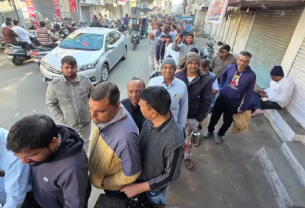 પાટણમાં ઉત્તરાયણની રંગબેરંગી ઉજવણી, ઊંધિયું, ફાફડા અને જલેબીનો સ્વાદ માણવા માટે વહેલી સવારથી જ લોકોની લાંબી કતારો જોવા મળી.