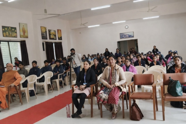 પોરબંદરમાં રાષ્ટ્રીય યુવા દિવસ નિમિત્તે યુવા સંમેલન યોજાયું.