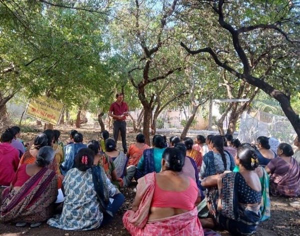 પોરબંદર જિલ્લાના જમરા ગામે ખાતે ખેડૂતોને પ્રાકૃતિક ખેતી અંગેની જાણકારી અપાઈ.