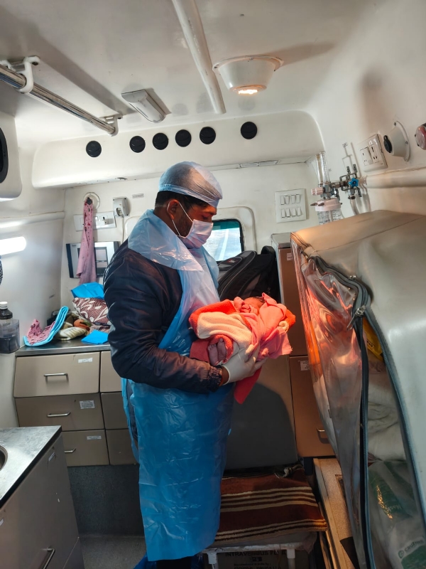 ઘેડ ગામની મહિલાને એમ્બ્યુલન્સમાં સફળ પ્રસુતિ કરાવતી 108 ની ટીમ.