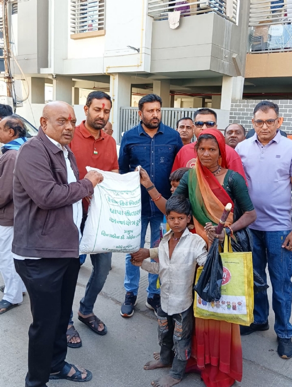 મકરસંક્રાંતિ નિમિત્તે બાપાસીતારામ અન્નક્ષેત્ર ટ્રસ્ટ દ્વારા જરૂરિયાતમંદોને રાશન કીટ વિતરણ