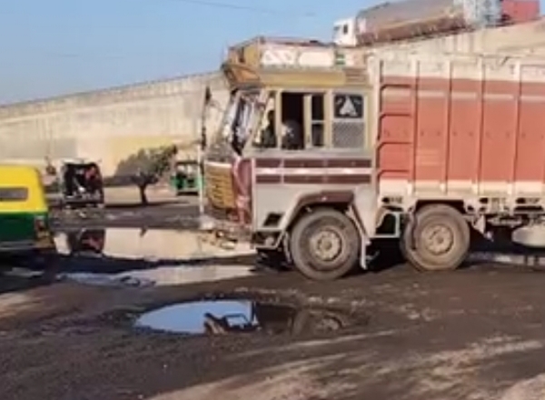 સાંતલપુર બસ સ્ટેશન પાસે રેલવે સ્ટેશન તરફ જતા માર્ગ પર મોટા ખાડાઓથી મુસાફરો પરેશાન