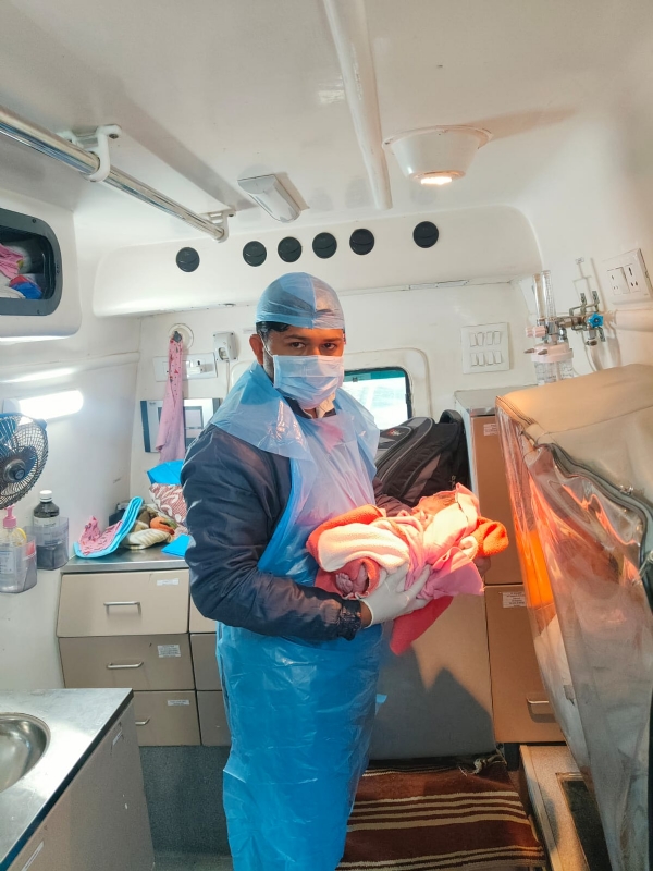 ઘેડ ગામની મહિલાને એમ્બ્યુલન્સમાં સફળ પ્રસુતિ કરાવતી 108 ની ટીમ.