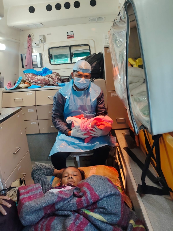 ઘેડ ગામની મહિલાને એમ્બ્યુલન્સમાં સફળ પ્રસુતિ કરાવતી 108 ની ટીમ.