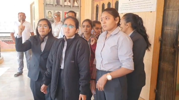 જે.એન.રૂપારેલ કોલેજ ખાતે એમ.બી.એના 42 વિદ્યાર્થીઓનું ભાવિ અંધકારમય.